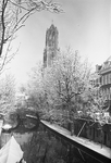 810965 Gezicht op de Domtoren te Utrecht met op de voorgrond enkele besneeuwde bomen; op de achtergrond de Gaardbrug ...